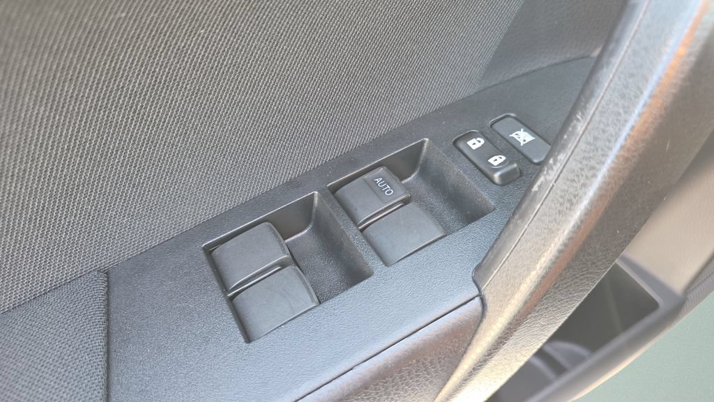 Used 2018 Toyota Corolla LE FWD image 18