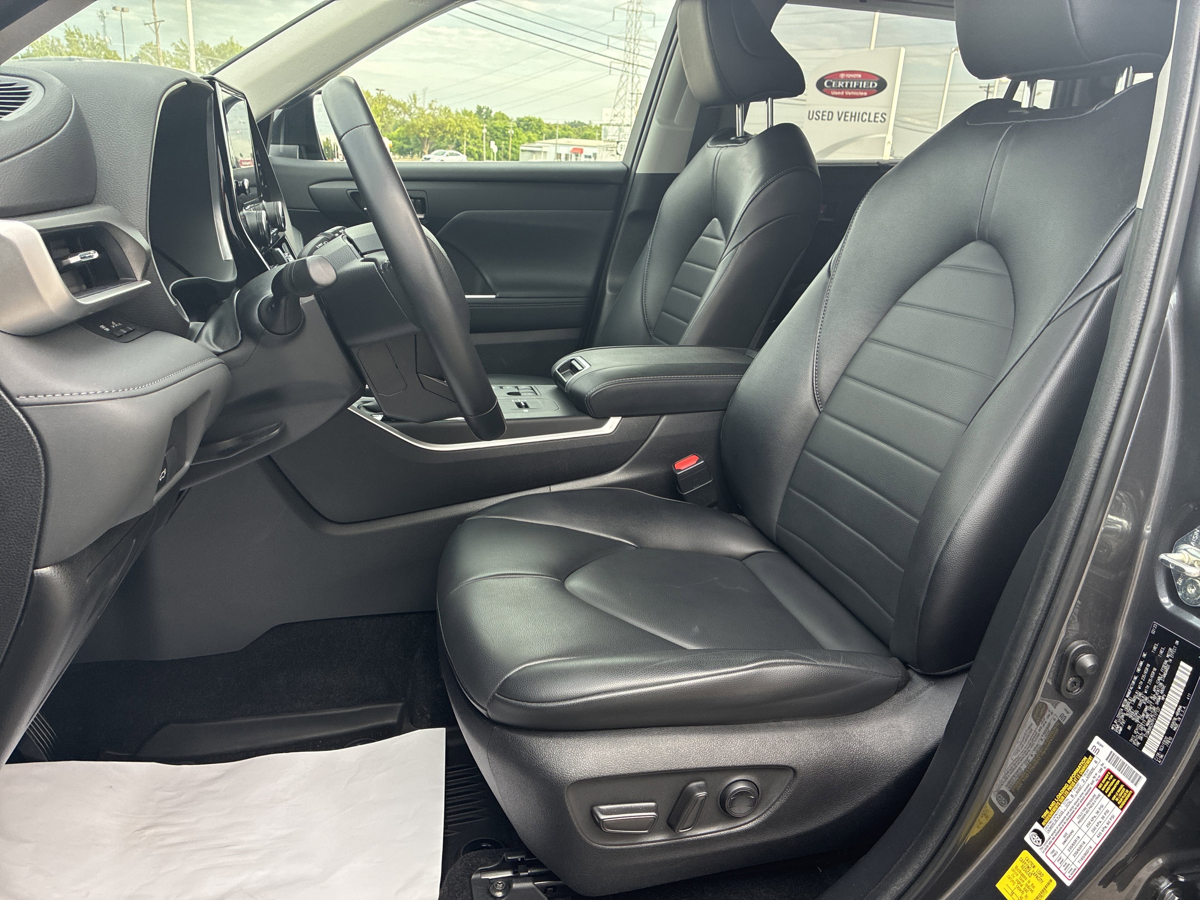 Used 2023 Toyota Highlander XLE AWD/4WD image 19