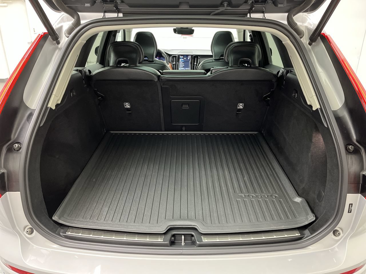 Used 2024 Volvo XC60 B5 Plus AWD/4WD image 28