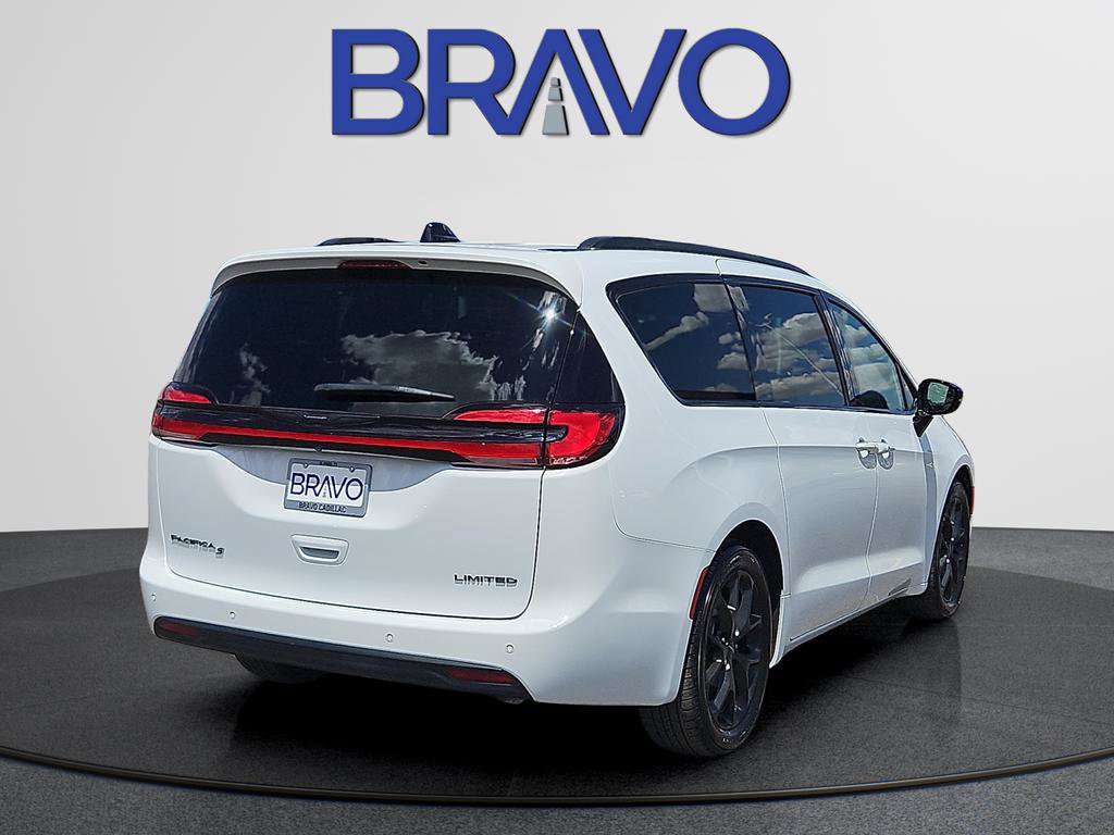 Used 2025 Chrysler Pacifica Limited image 4