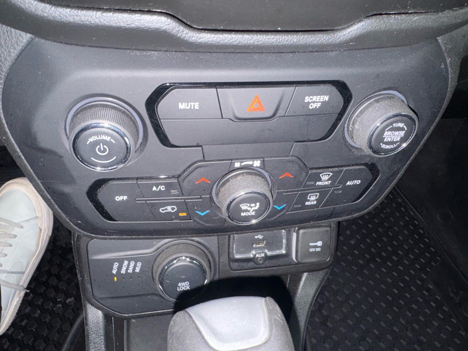 Used 2019 Jeep Renegade Latitude w/ Cold Weather Group AWD/4WD image 20