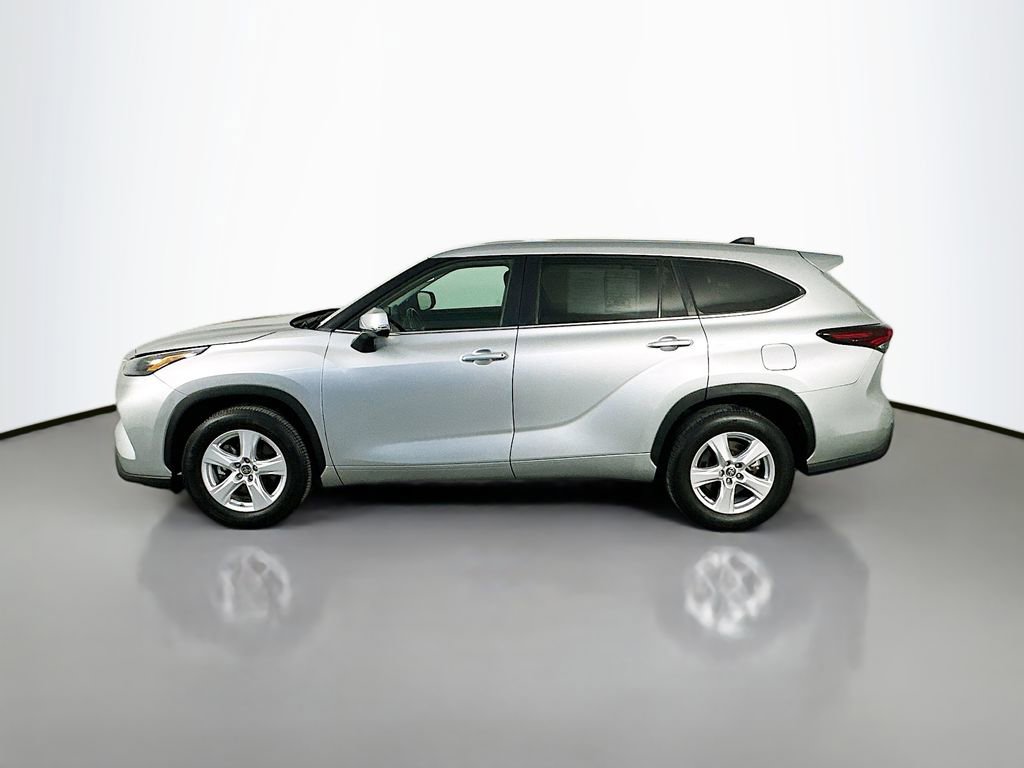 Used 2024 Toyota Highlander LE FWD image 4
