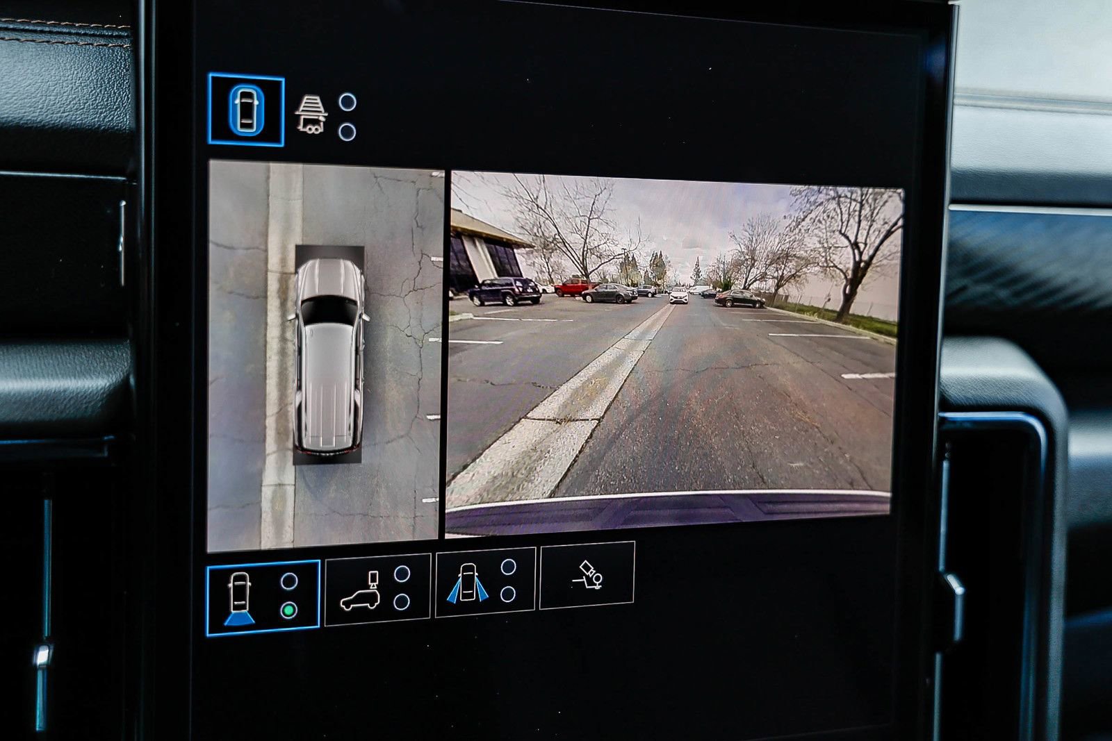 Used 2025 GMC Yukon XL AT4 image 24