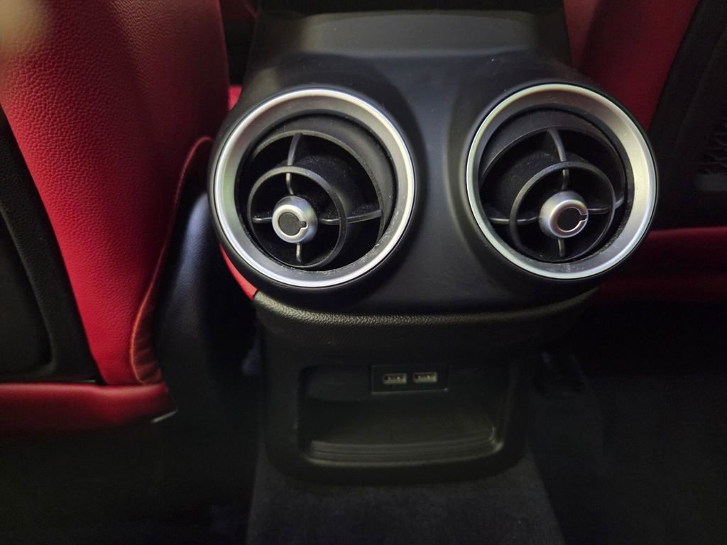 Used 2020 Alfa Romeo Stelvio image 27