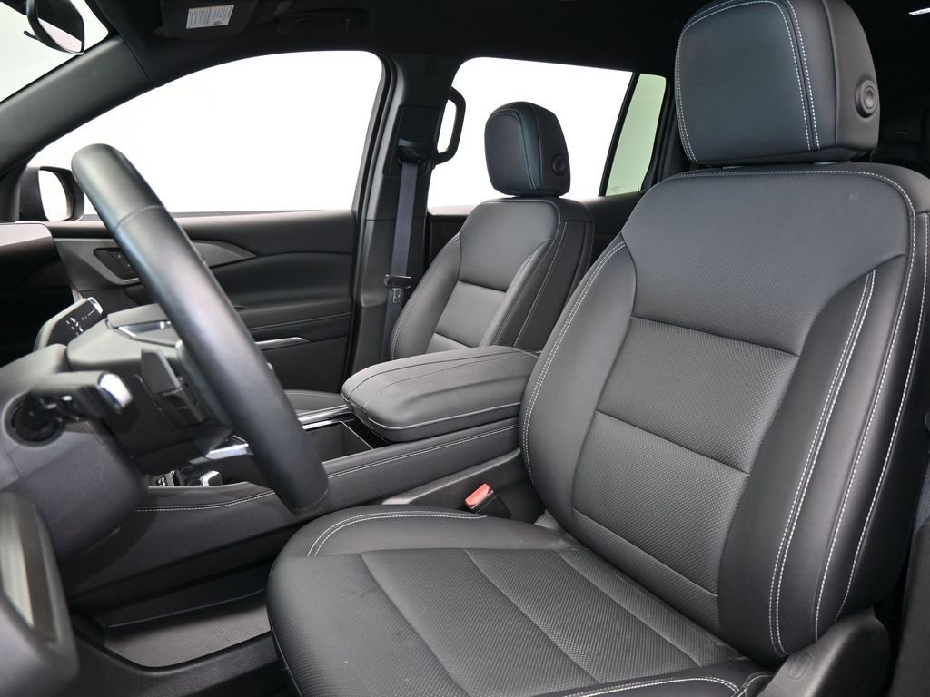 Used 2025 Chevrolet Traverse LT image 10