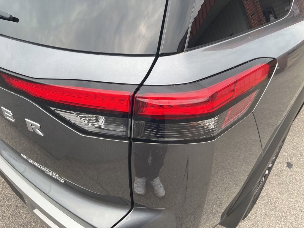 Used 2025 Nissan Pathfinder Platinum w/ Cargo Package image 44