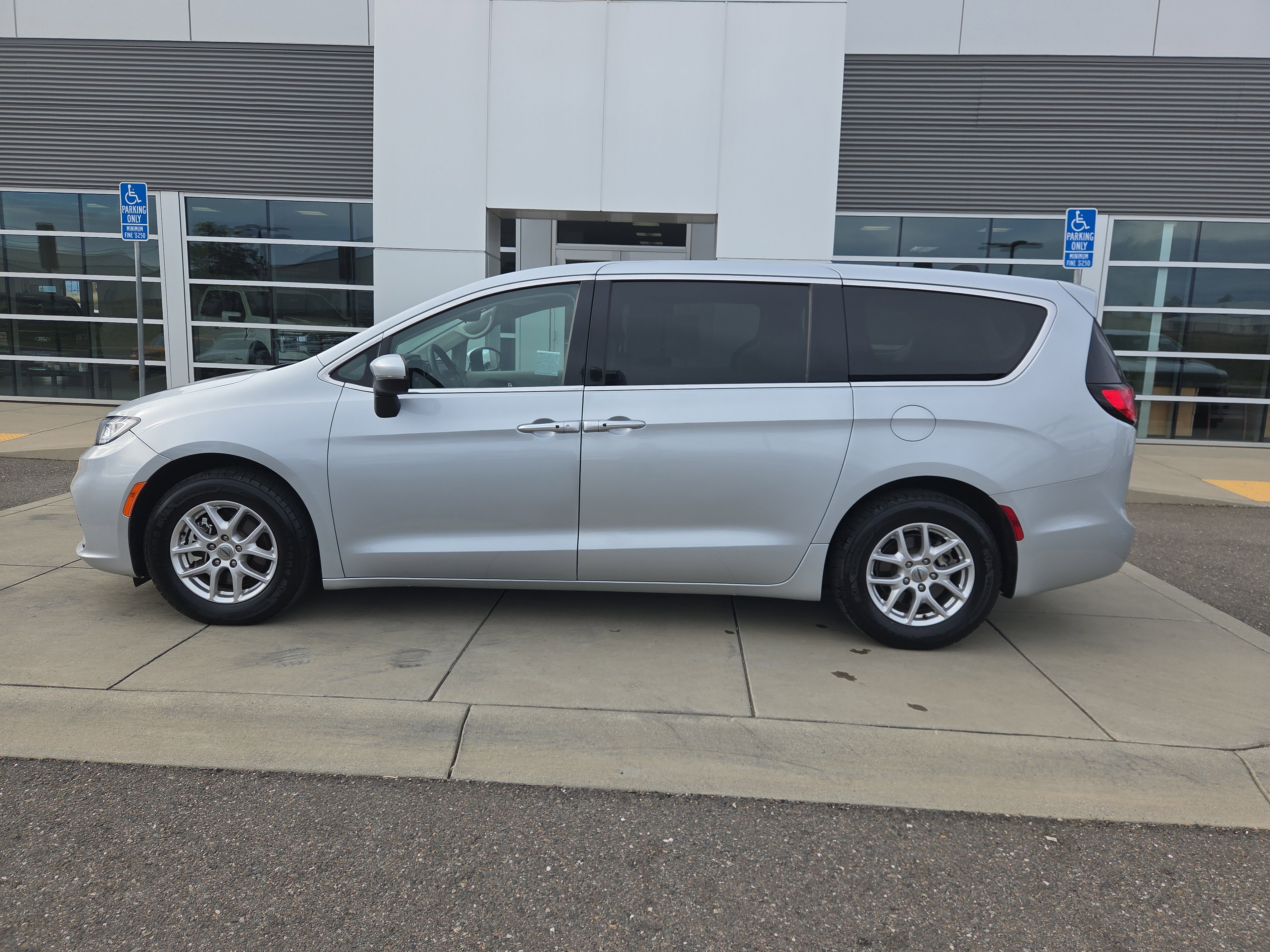 Used 2023 Chrysler Pacifica Touring-L FWD image 2