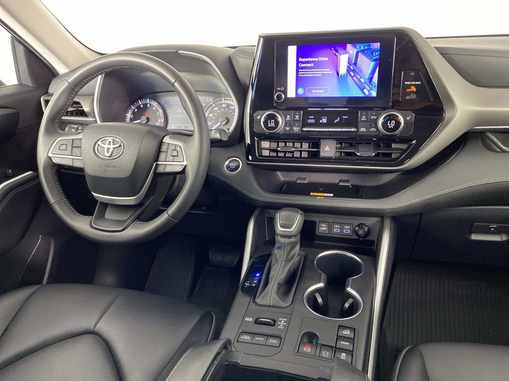 Used 2024 Toyota Highlander XLE AWD/4WD image 15