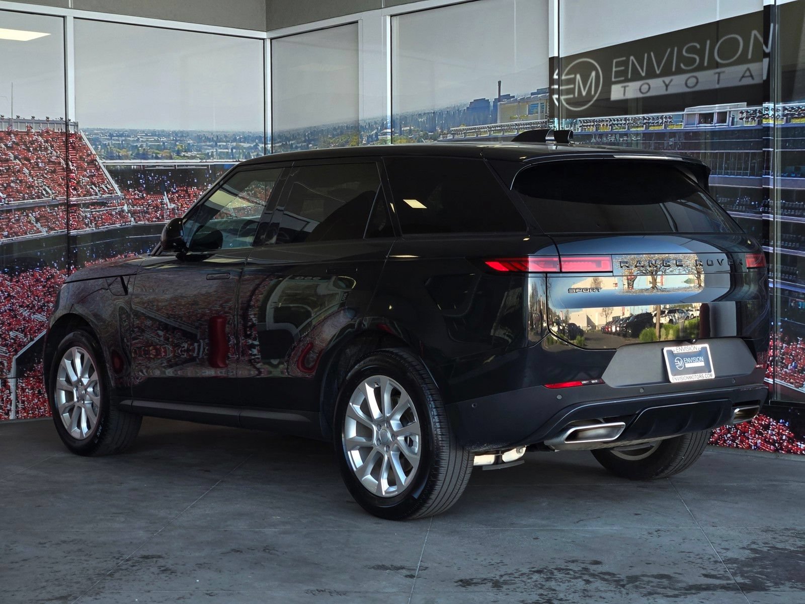 Used 2025 Land Rover Range Rover Sport SE AWD/4WD image 6