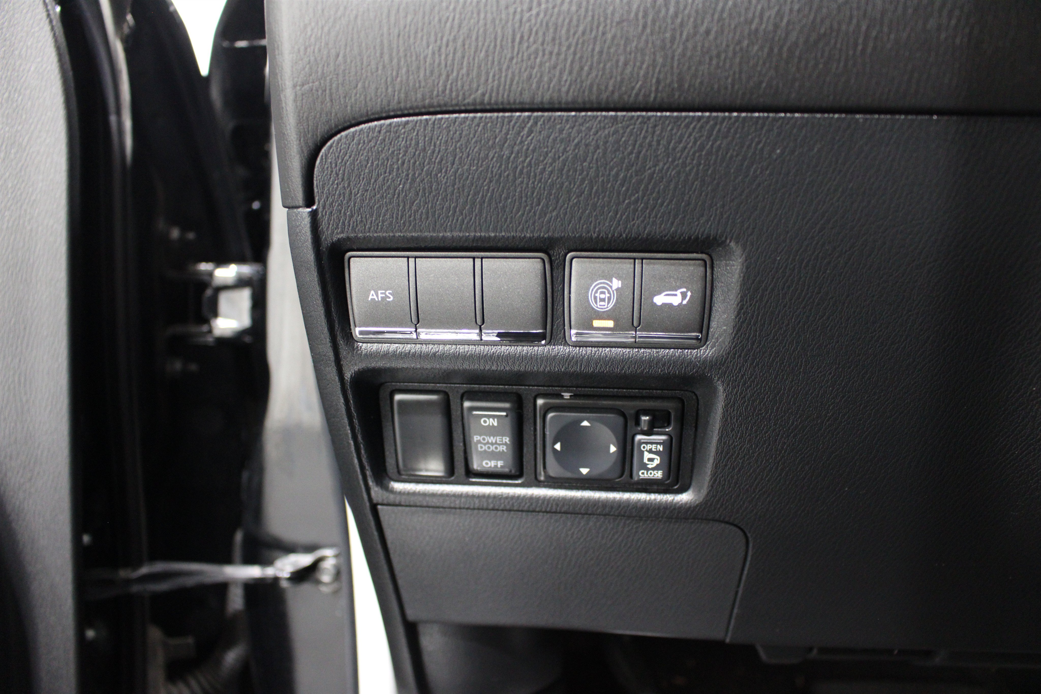 Used 2011 INFINITI QX56 4WD w/ Deluxe Touring Pkg image 9