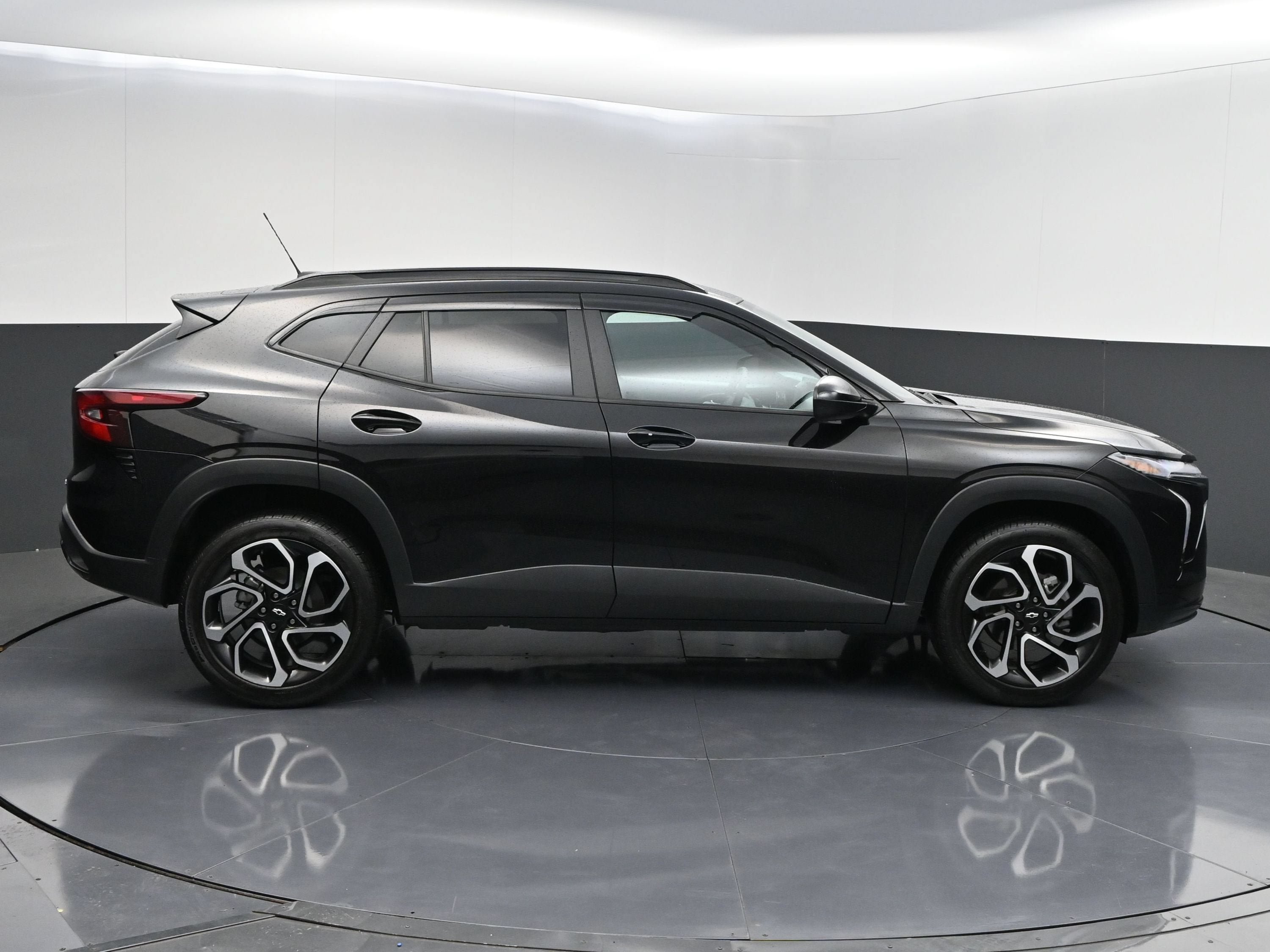Used 2024 Chevrolet Trax RS w/ Driver Confidence Package FWD image 8