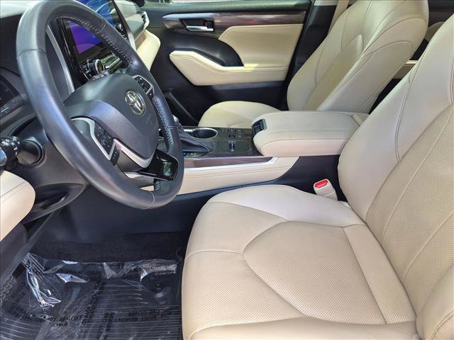 Used 2023 Toyota Highlander Limited FWD image 16
