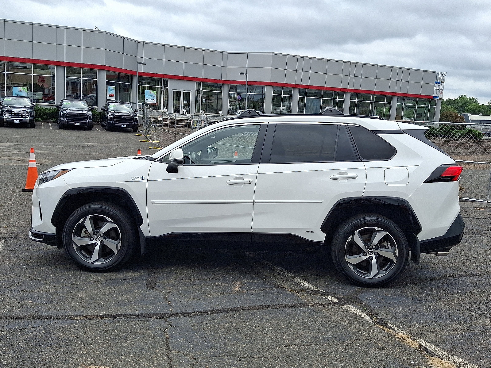 Used 2023 Toyota RAV4 SE w/ Weather & Moonroof Package AWD/4WD image 4