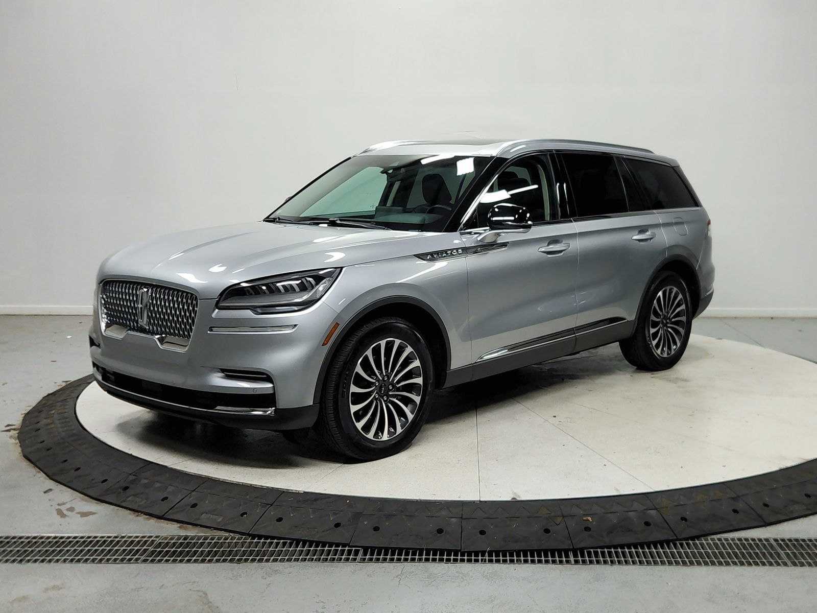 Used 2023 Lincoln Aviator AWD w/ Premium Package image 4