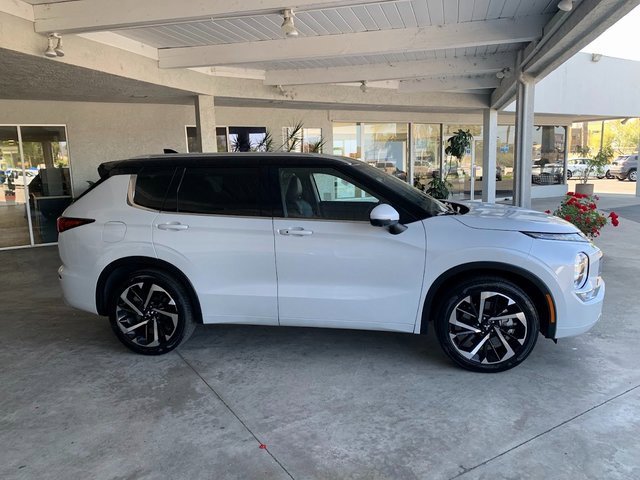 Used 2024 Mitsubishi Outlander SEL image 2