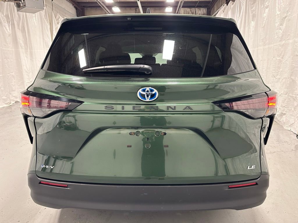 Used 2025 Toyota Sienna LE FWD image 6