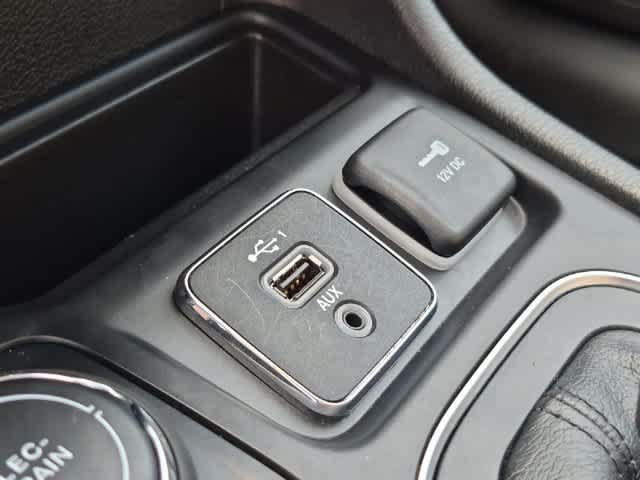 Used 2022 Jeep Cherokee Latitude Lux w/ Sun & Sound Group AWD/4WD image 31
