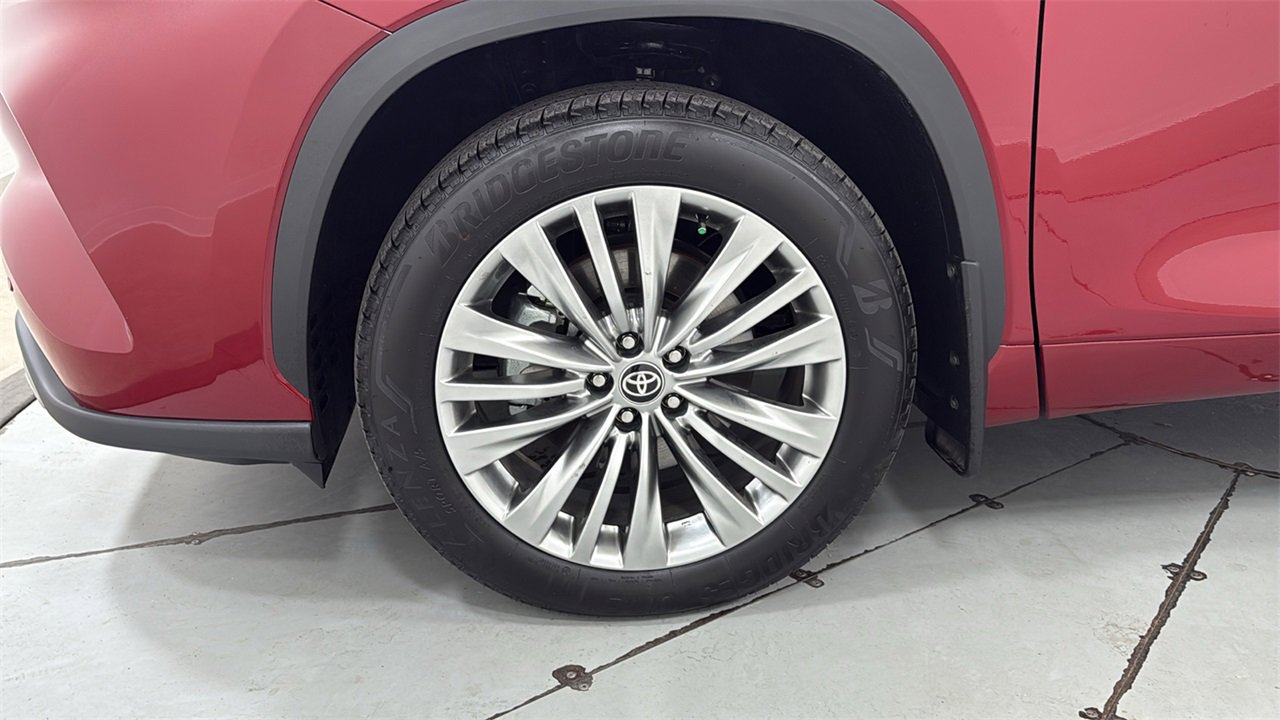 Certified 2025 Toyota Highlander Platinum image 25