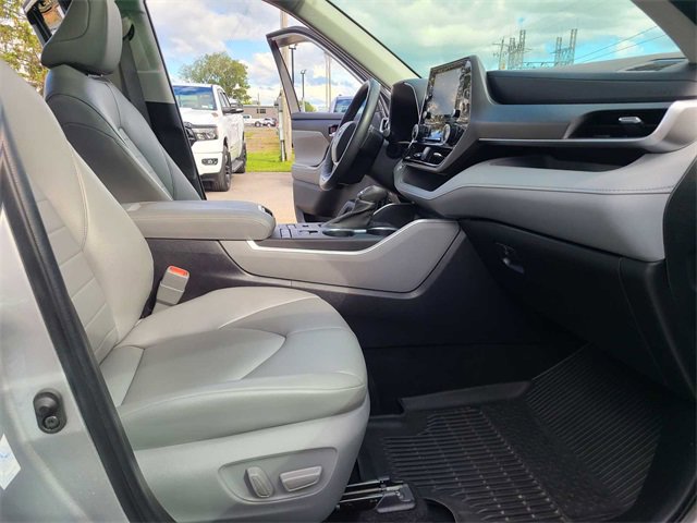 Used 2022 Toyota Highlander XLE image 18