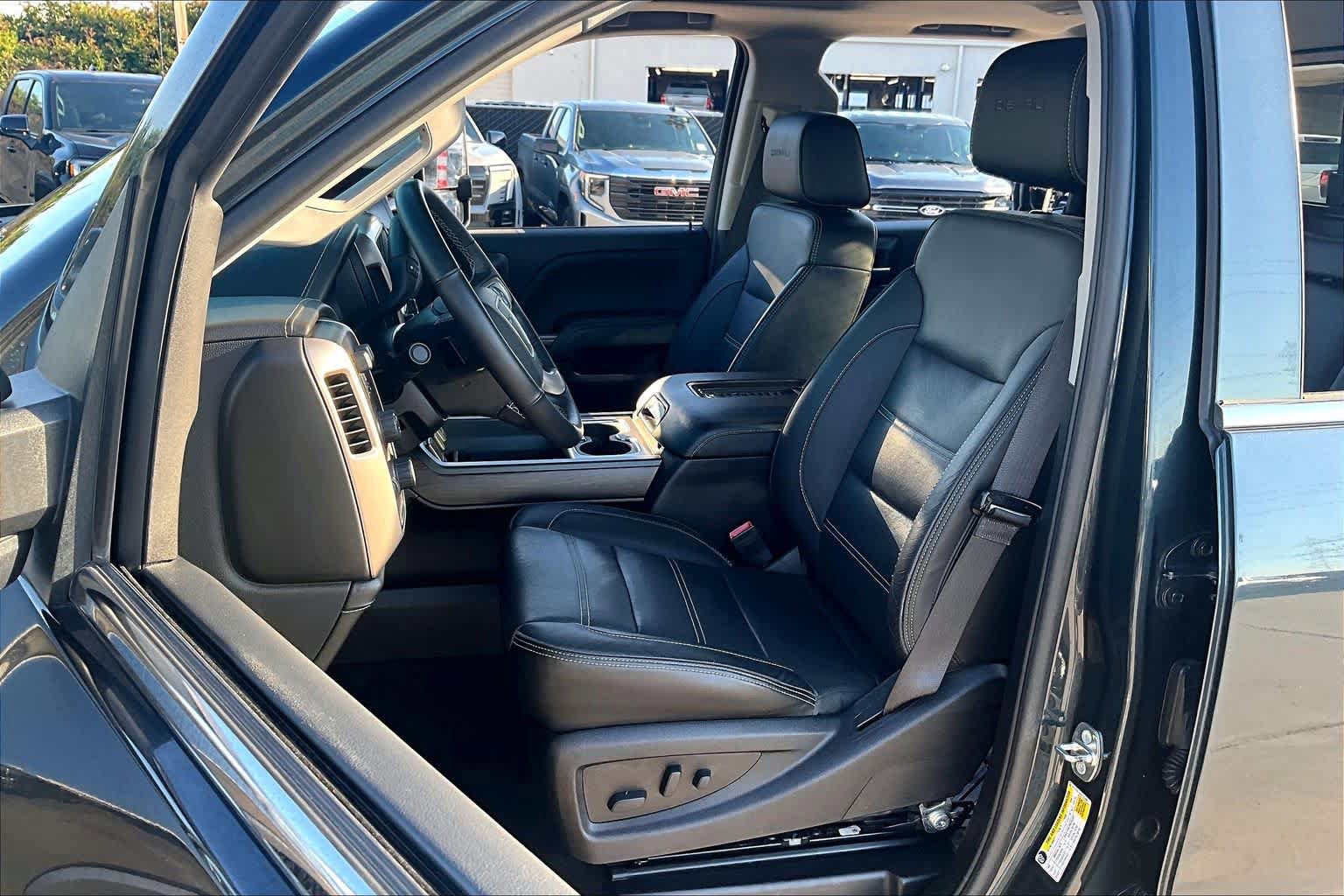 Used 2017 GMC Sierra 2500 Denali w/ Duramax Plus Package AWD/4WD image 8