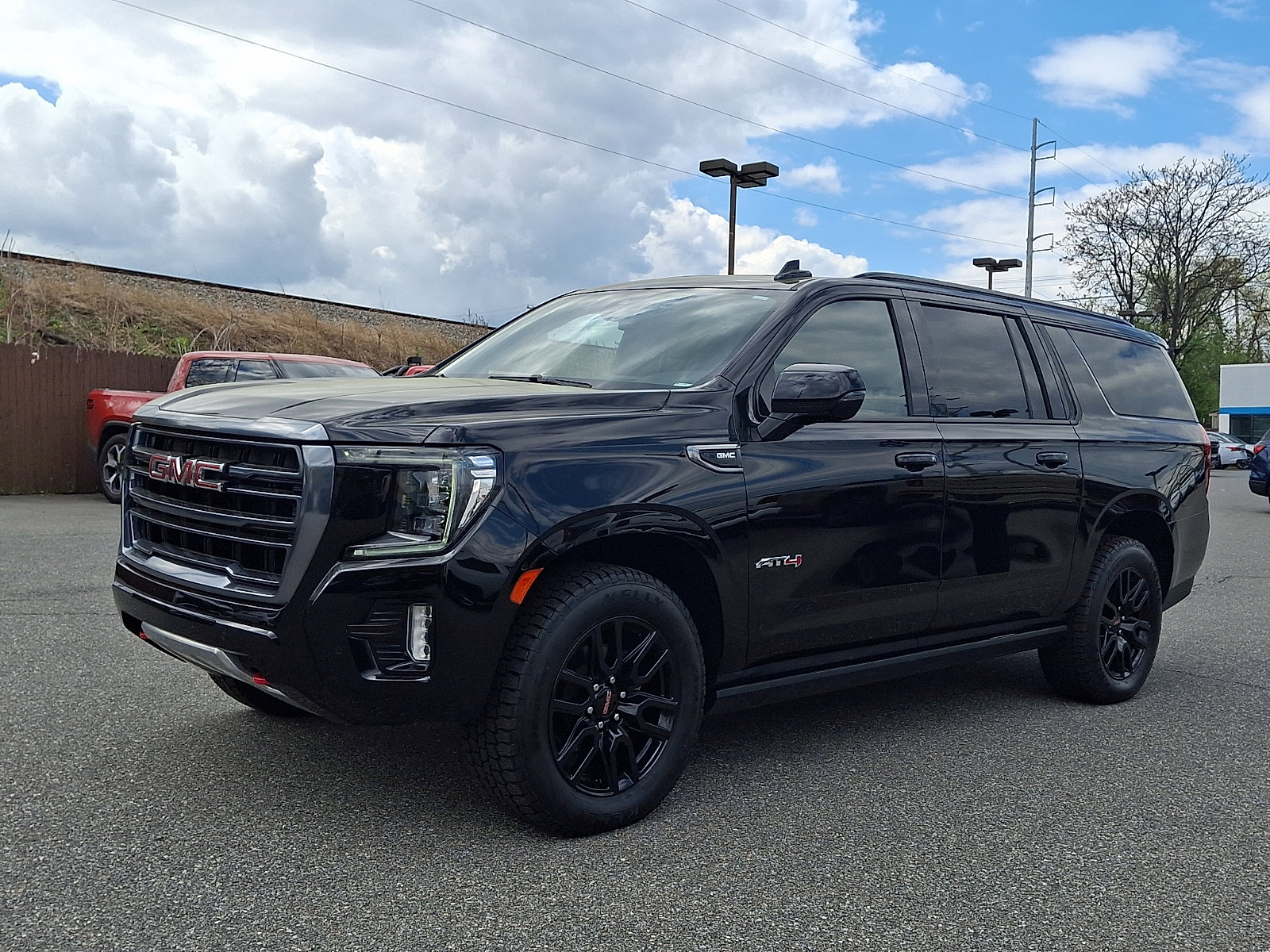 Used 2022 GMC Yukon XL AT4 image 3