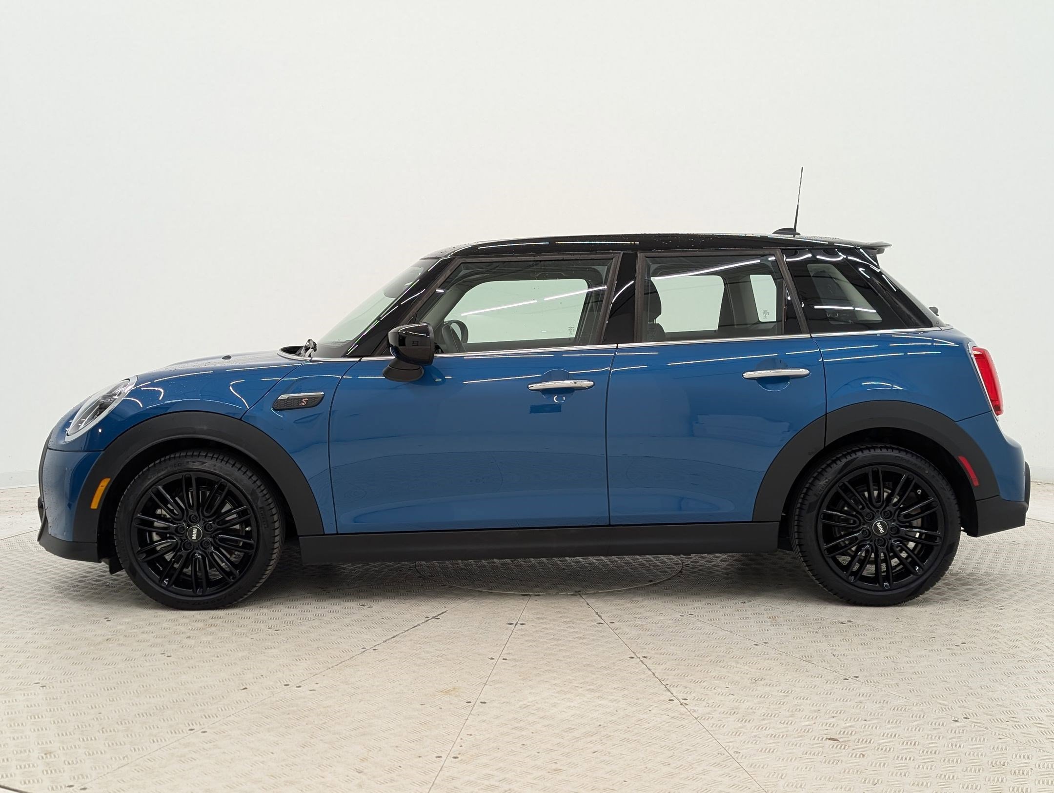 Used 2023 MINI Cooper S image 2