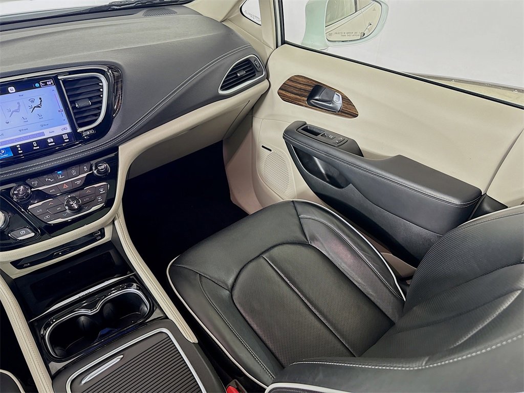 Used 2022 Chrysler Pacifica Limited w/ Uconnect Theater Family Group image 26