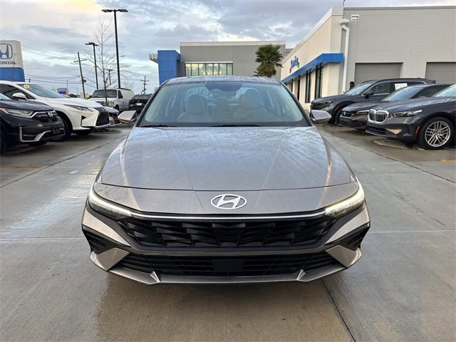 Used 2025 Hyundai Elantra Limited image 2