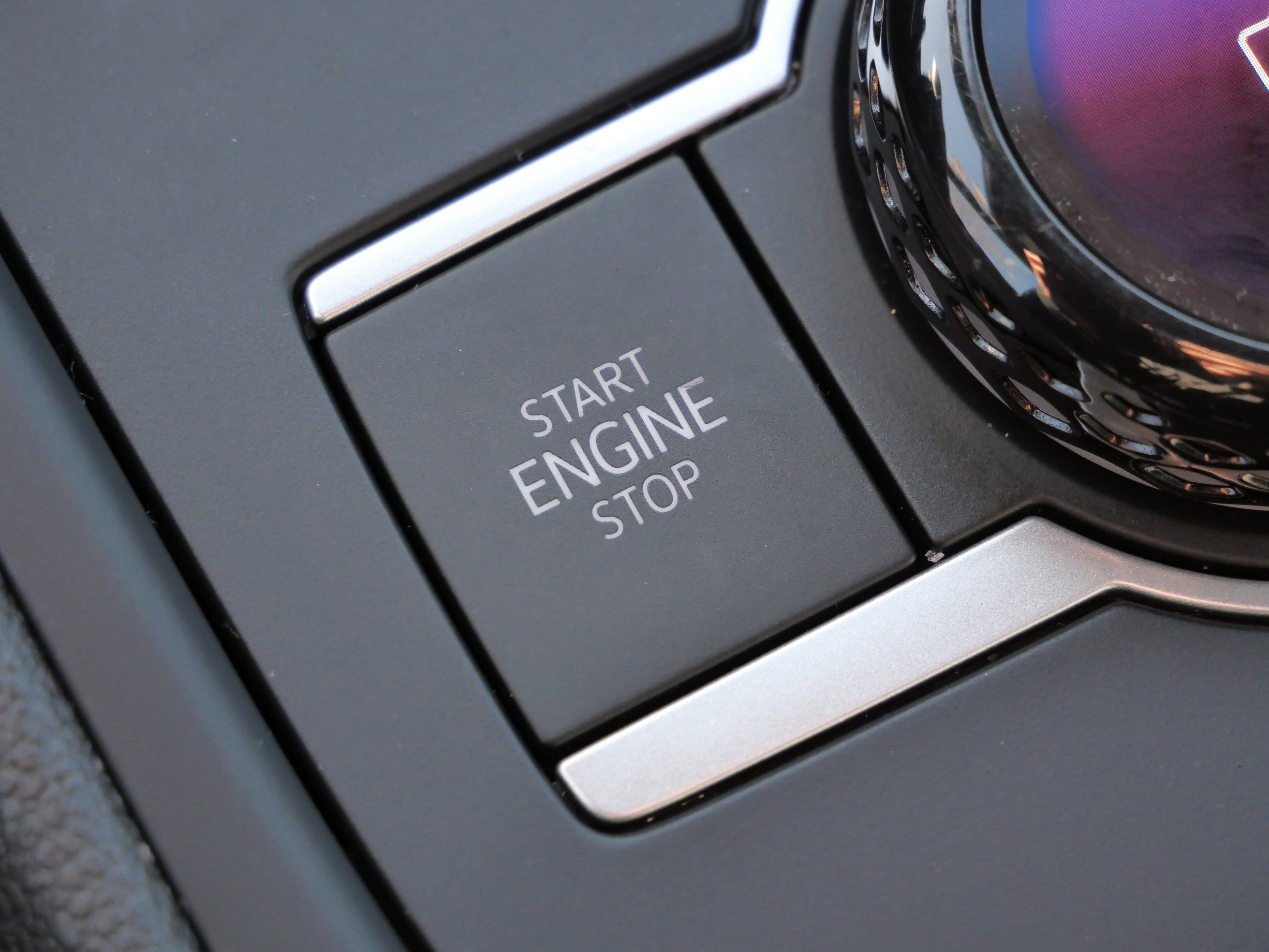 Certified 2025 Volkswagen Tiguan SE R-Line image 27