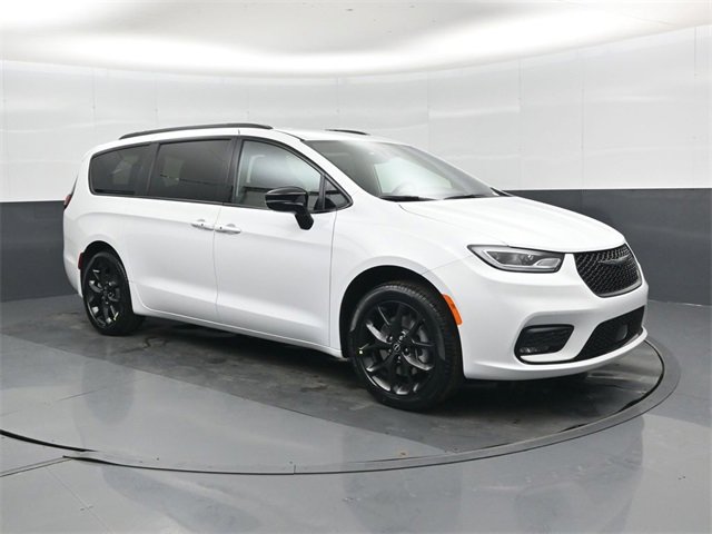 New 2026 Chrysler Pacifica Select