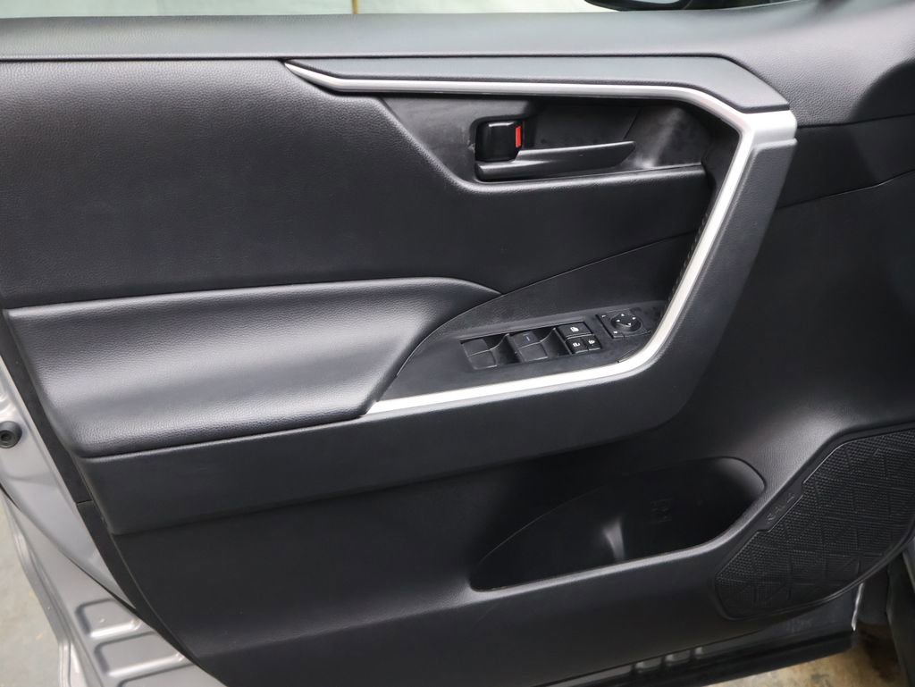 Used 2022 Toyota RAV4 LE image 16