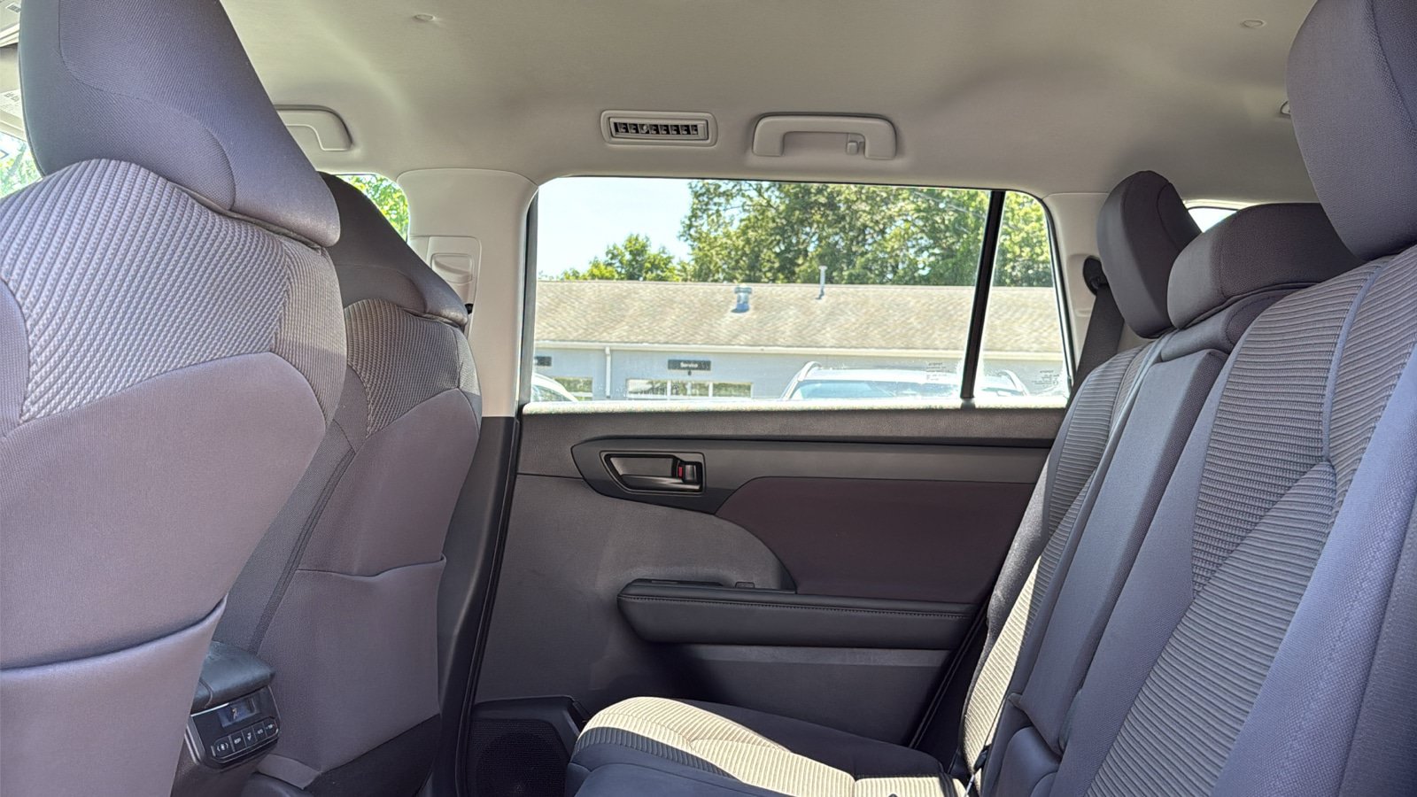 Used 2020 Toyota Highlander LE AWD/4WD image 21