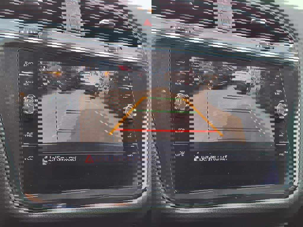 Used 2021 Volkswagen Tiguan SE image 17