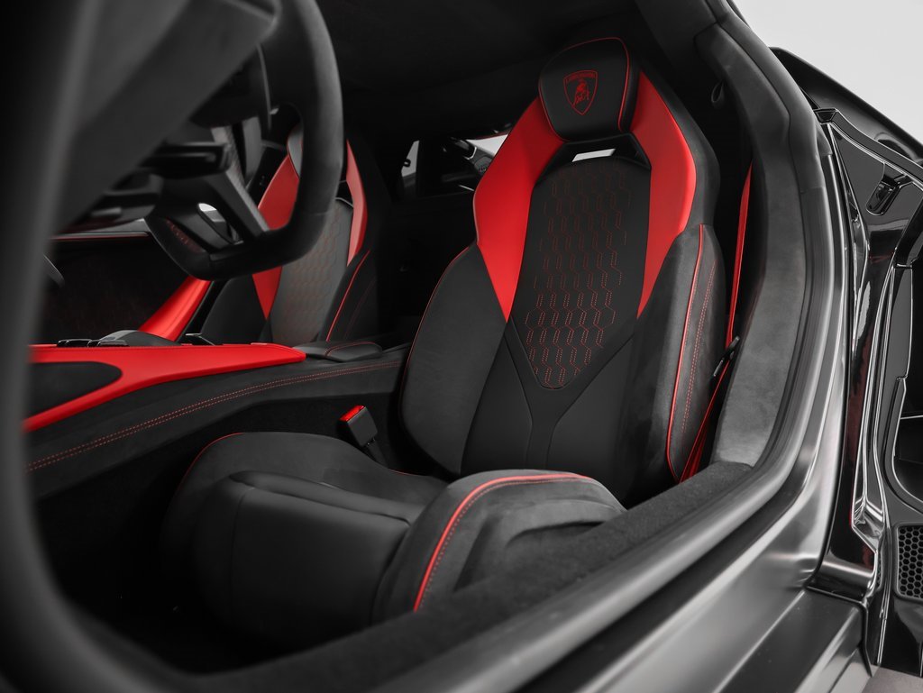 Used 2024 Lamborghini Revuelto image 3