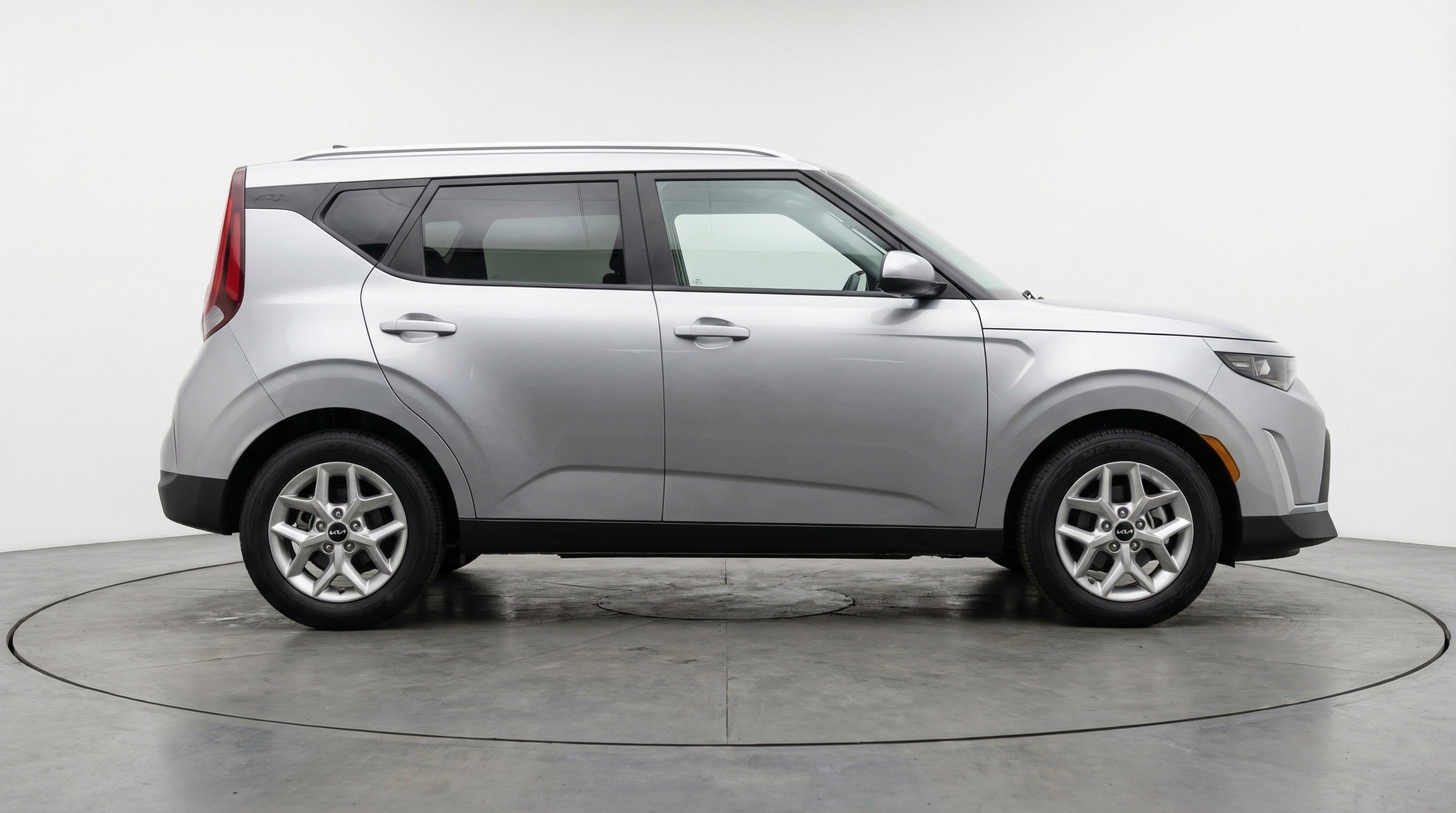 Used 2025 Kia Soul LX w/ LX Technology Package FWD image 11