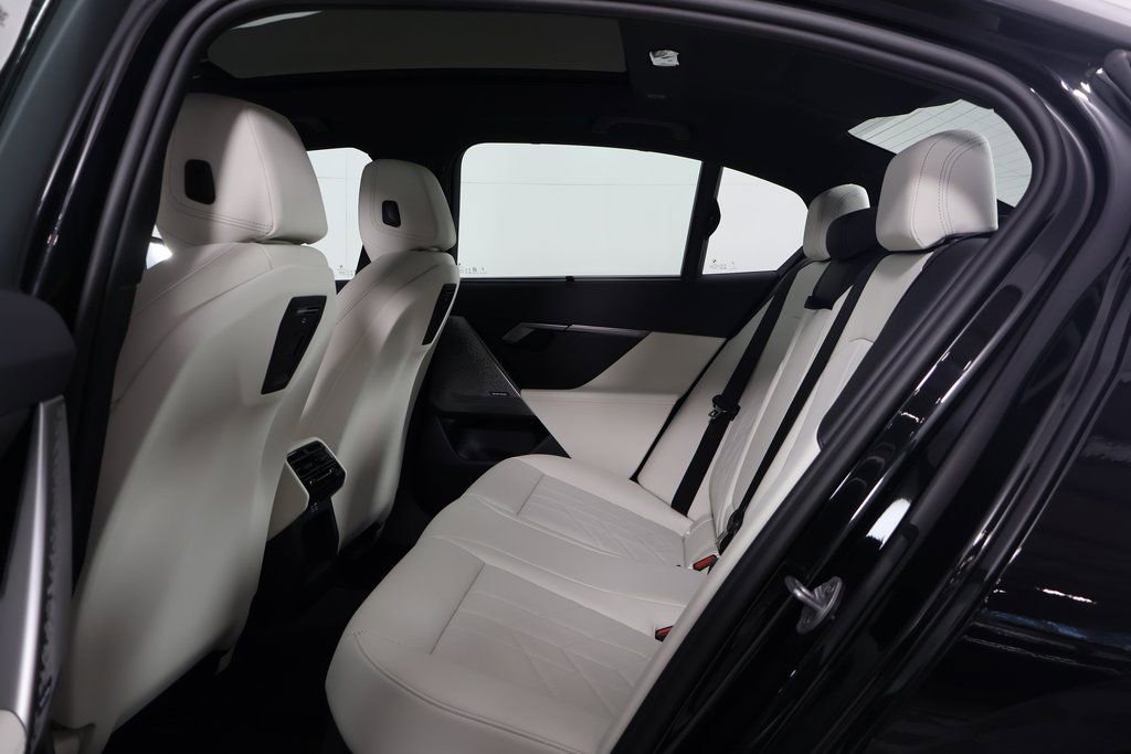 New 2026 BMW i5 eDrive40 w/ Executive Package image 6