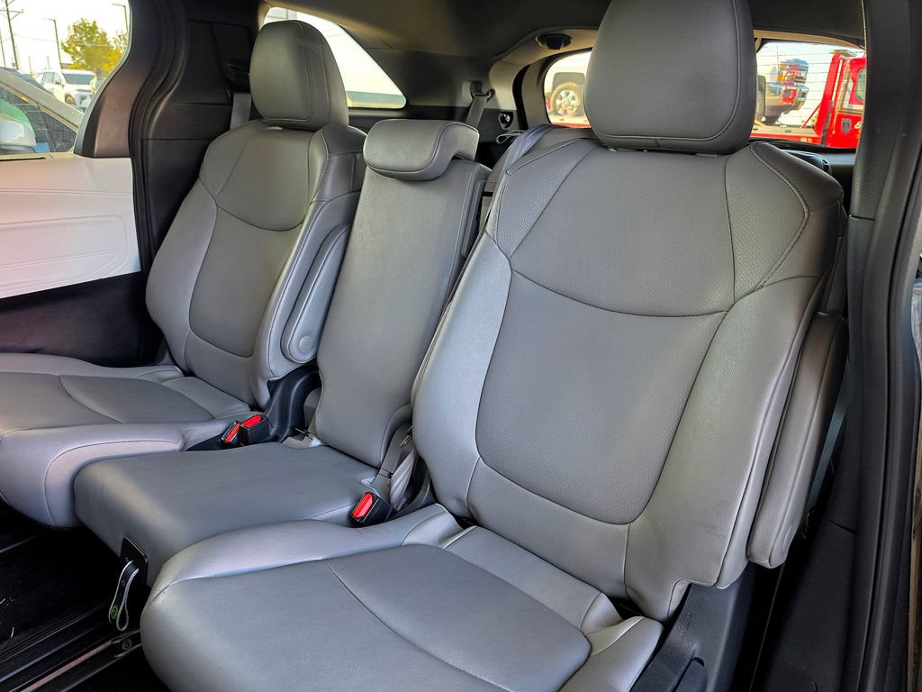 Used 2025 Toyota Sienna XLE FWD image 51