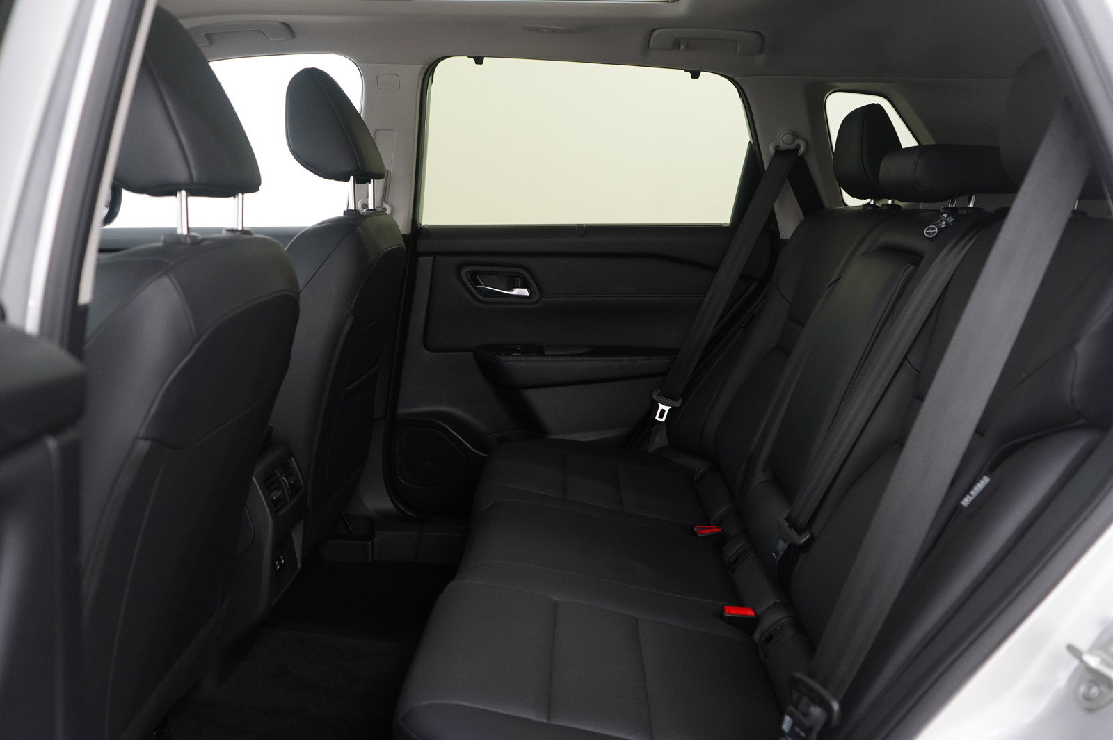 Used 2024 Nissan Rogue SV w/ SV Premium Package image 14