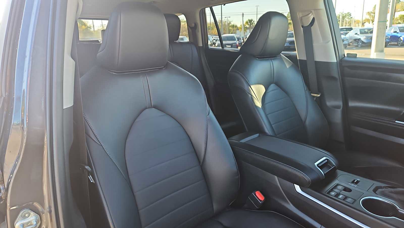 Used 2023 Toyota Highlander XLE image 28