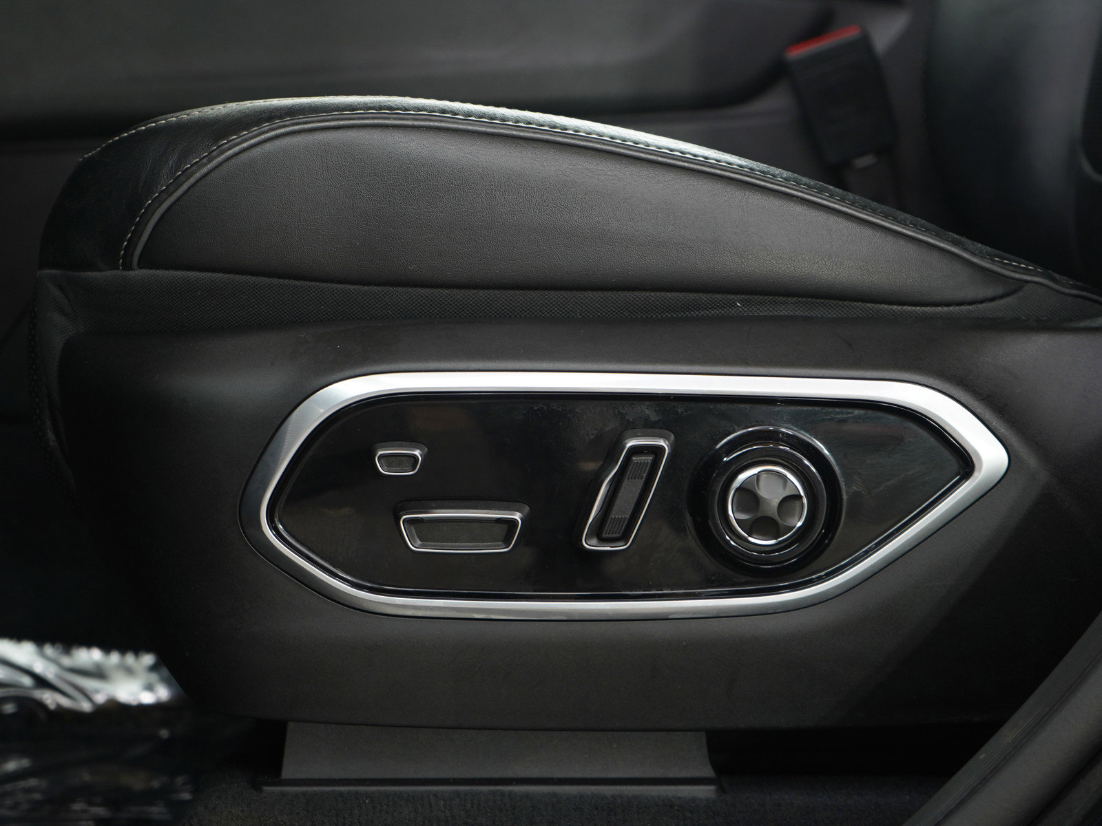 Used 2023 Jeep Grand Cherokee Overland w/ Advanced Protech Group III image 23