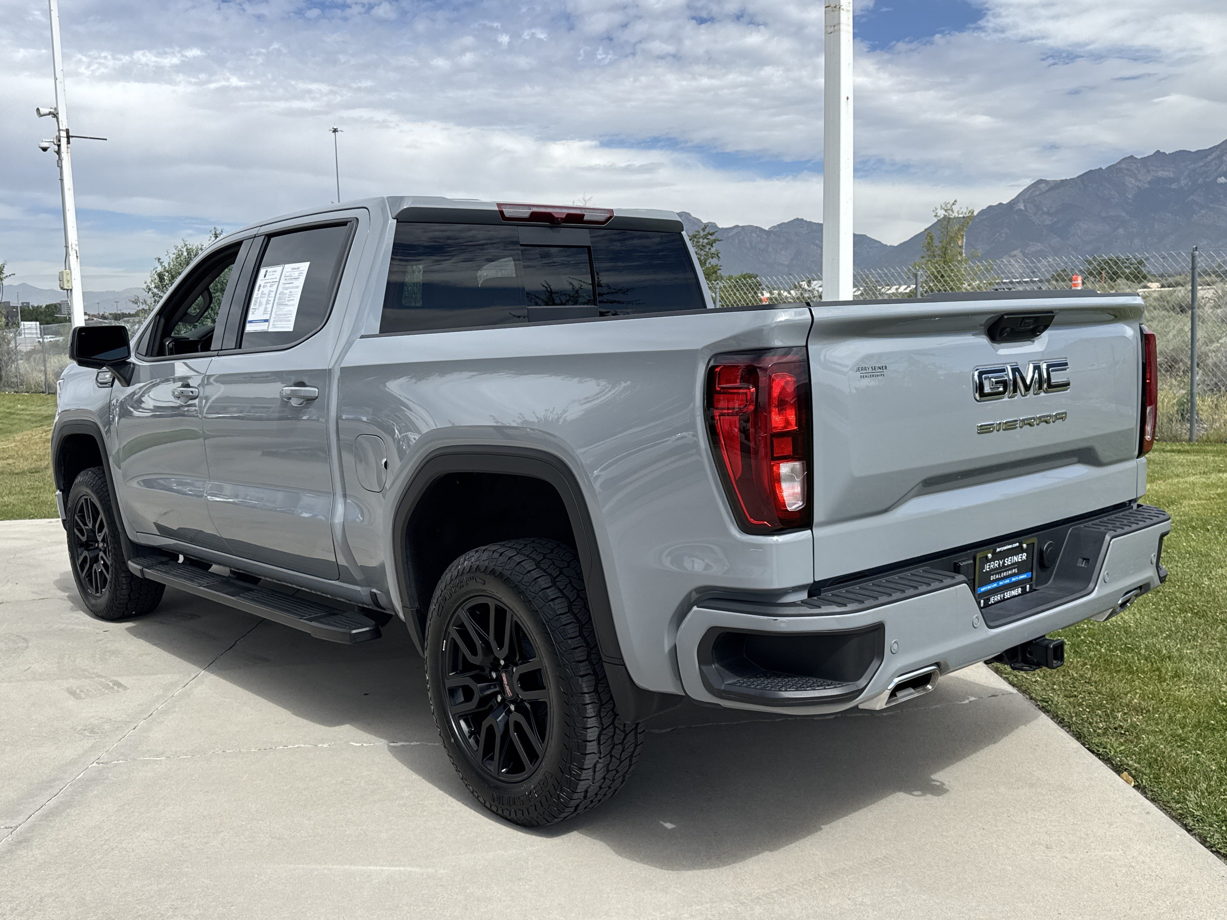 Used 2024 GMC Sierra 1500 Elevation w/ Elevation Premium Package AWD/4WD image 3