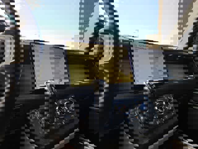 Used 2023 Land Rover Defender 130 X-Dynamic SE image 31