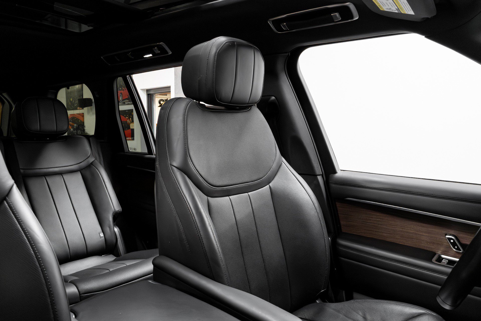 Used 2023 Land Rover Range Rover Long Wheelbase SE image 18