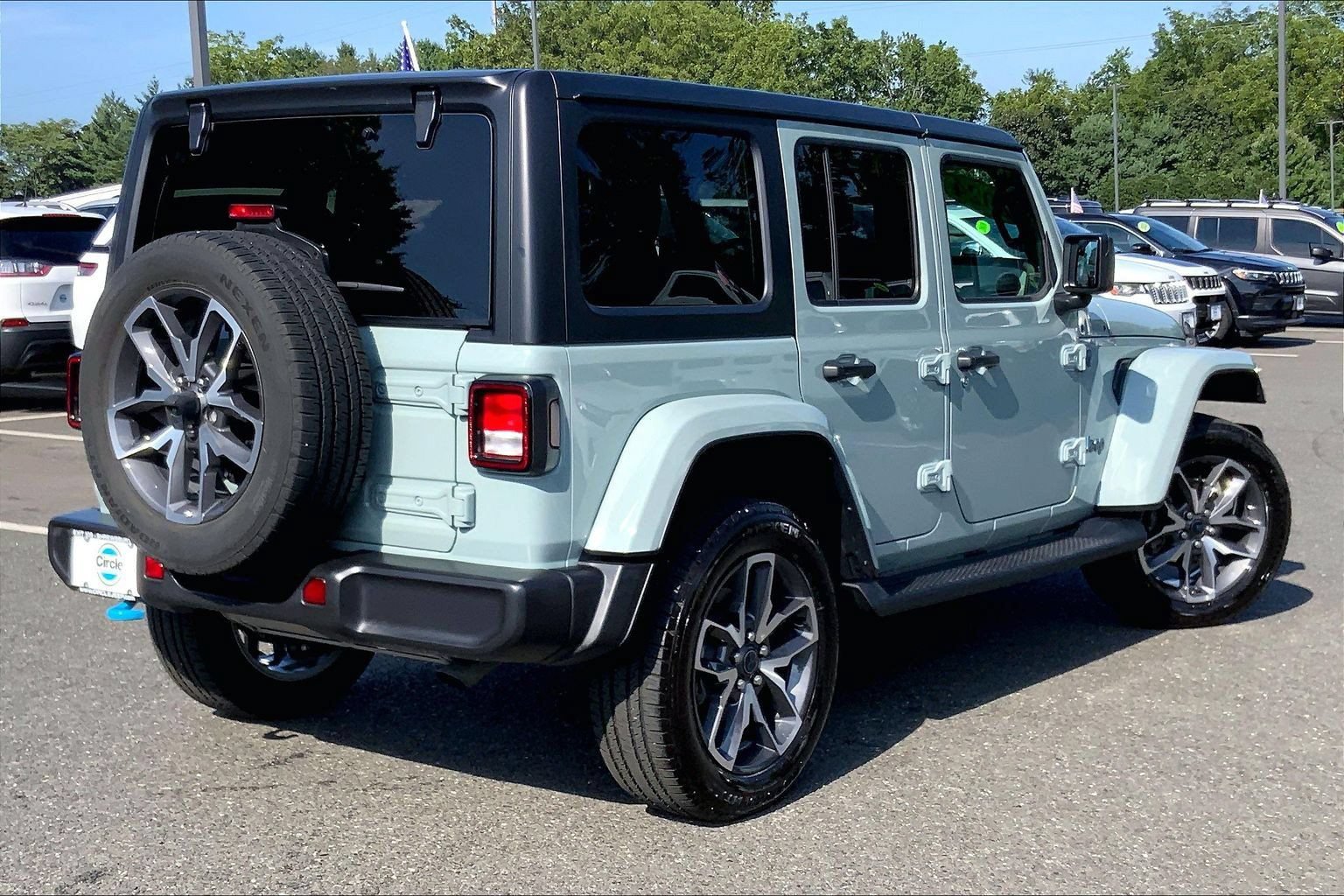 Used 2024 Jeep Wrangler Unlimited w/ Convenience Group AWD/4WD image 12