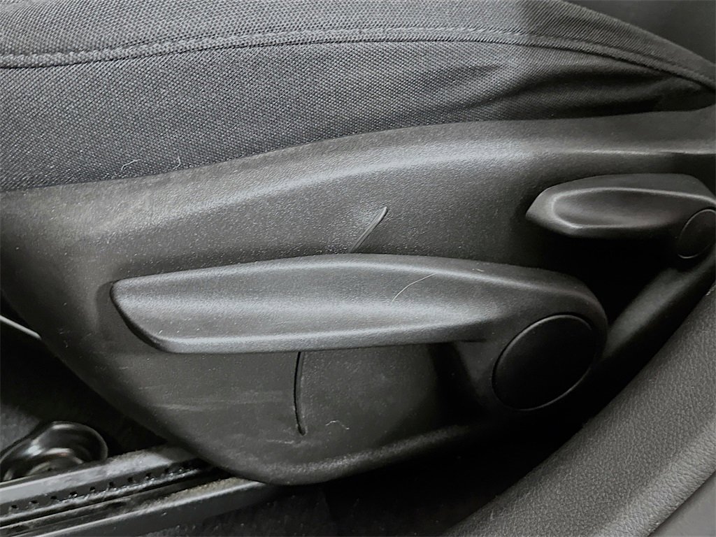 Used 2018 Jeep Renegade Latitude w/ Cold Weather Group image 22