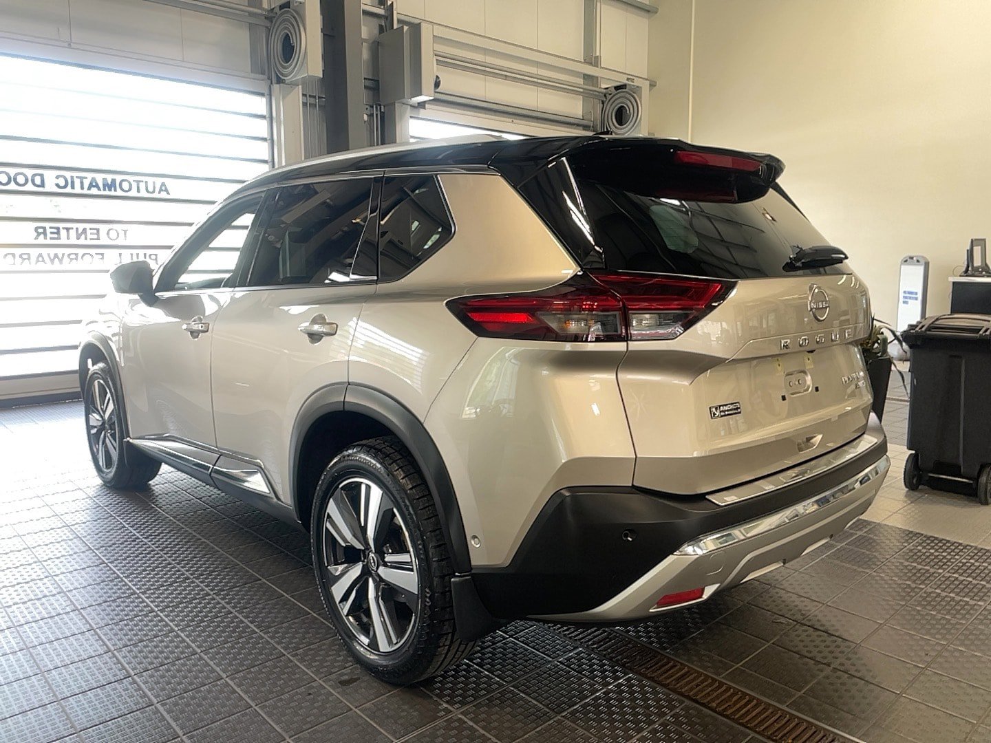 Used 2022 Nissan Rogue Platinum w/ Head-Up Display Package AWD/4WD image 23