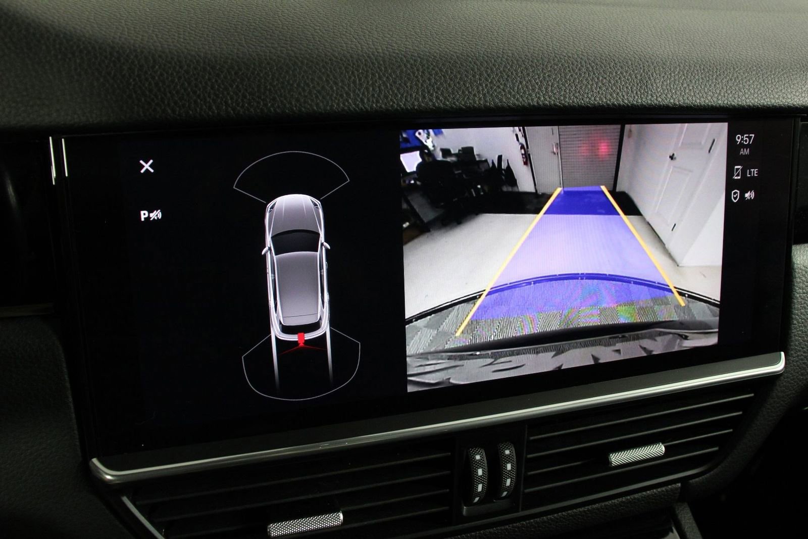 Certified 2023 Porsche Cayenne Platinum Edition image 17