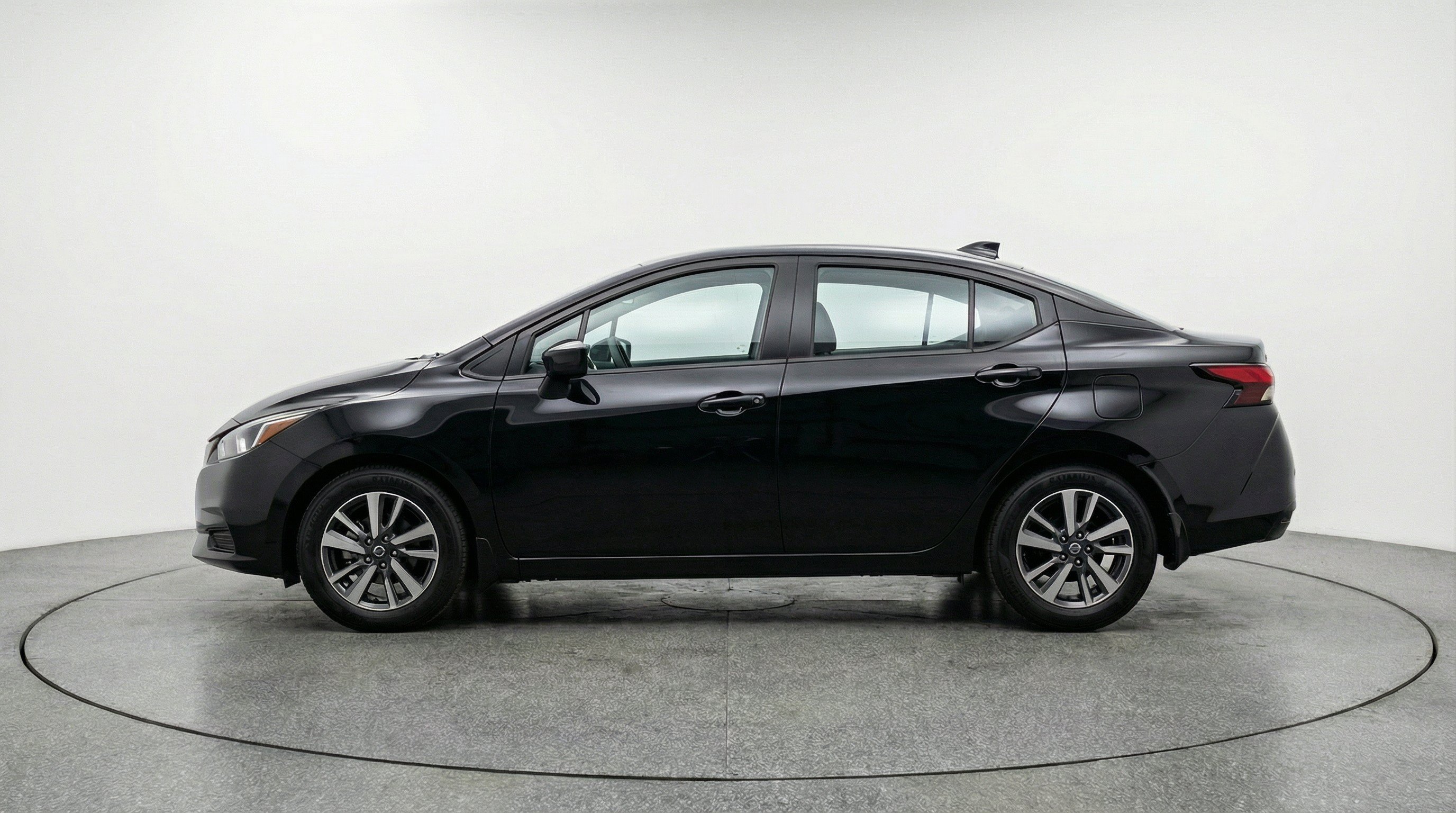 Used 2025 Nissan Versa SV FWD image 5