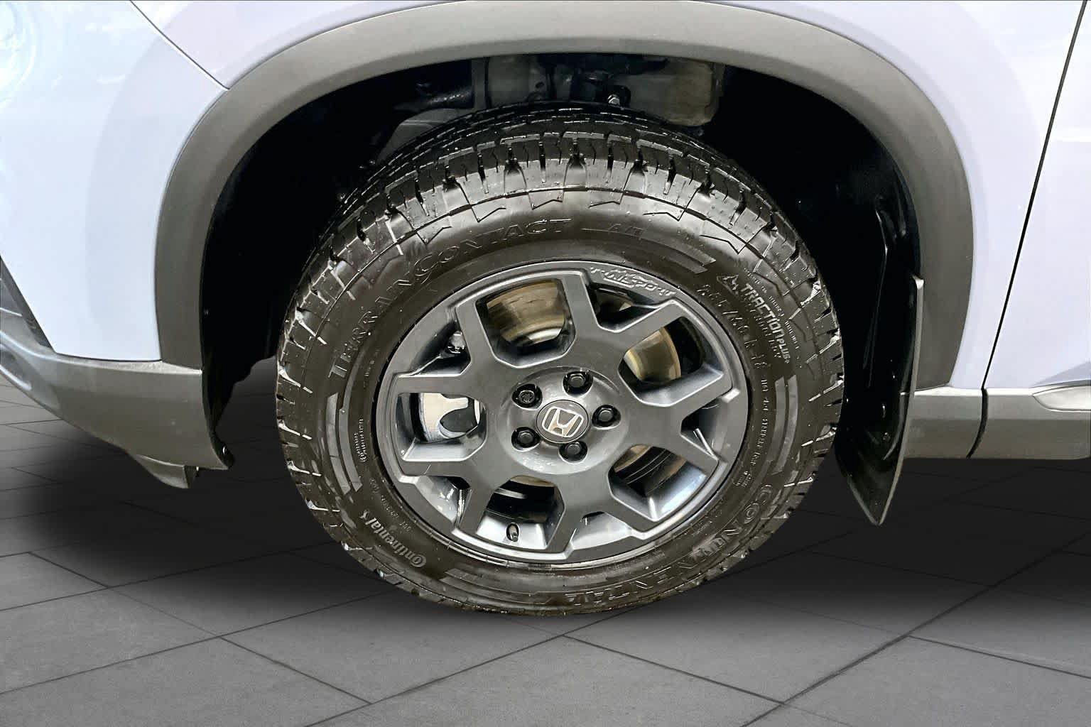 Used 2025 Honda Pilot TrailSport image 11