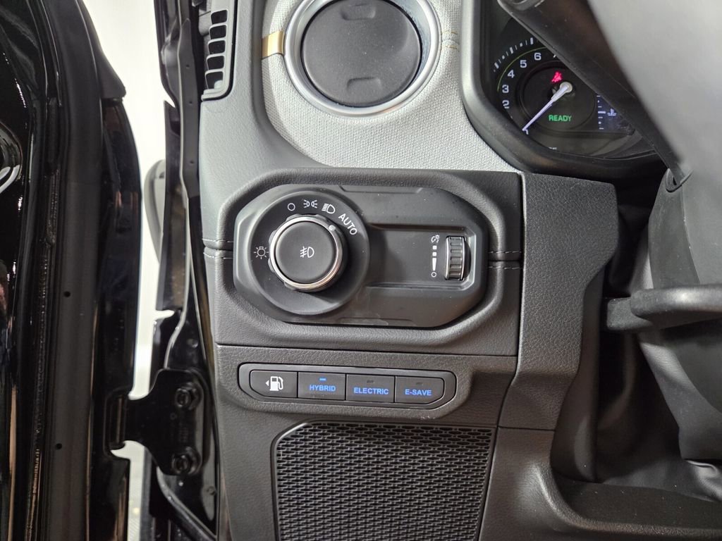 Used 2025 Jeep Wrangler Unlimited Sahara w/ Safety Group AWD/4WD image 22